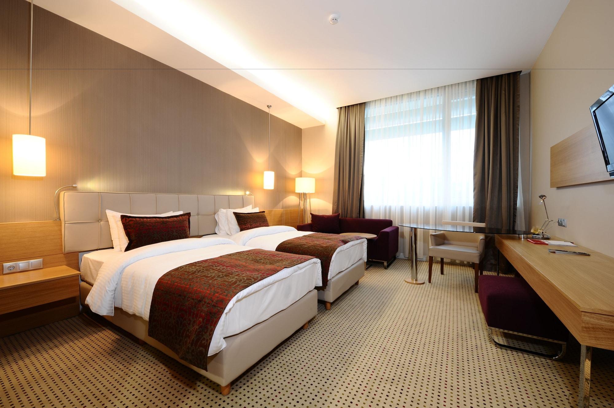 Hotel Ramada By Wyndham Podgorica Esterno foto