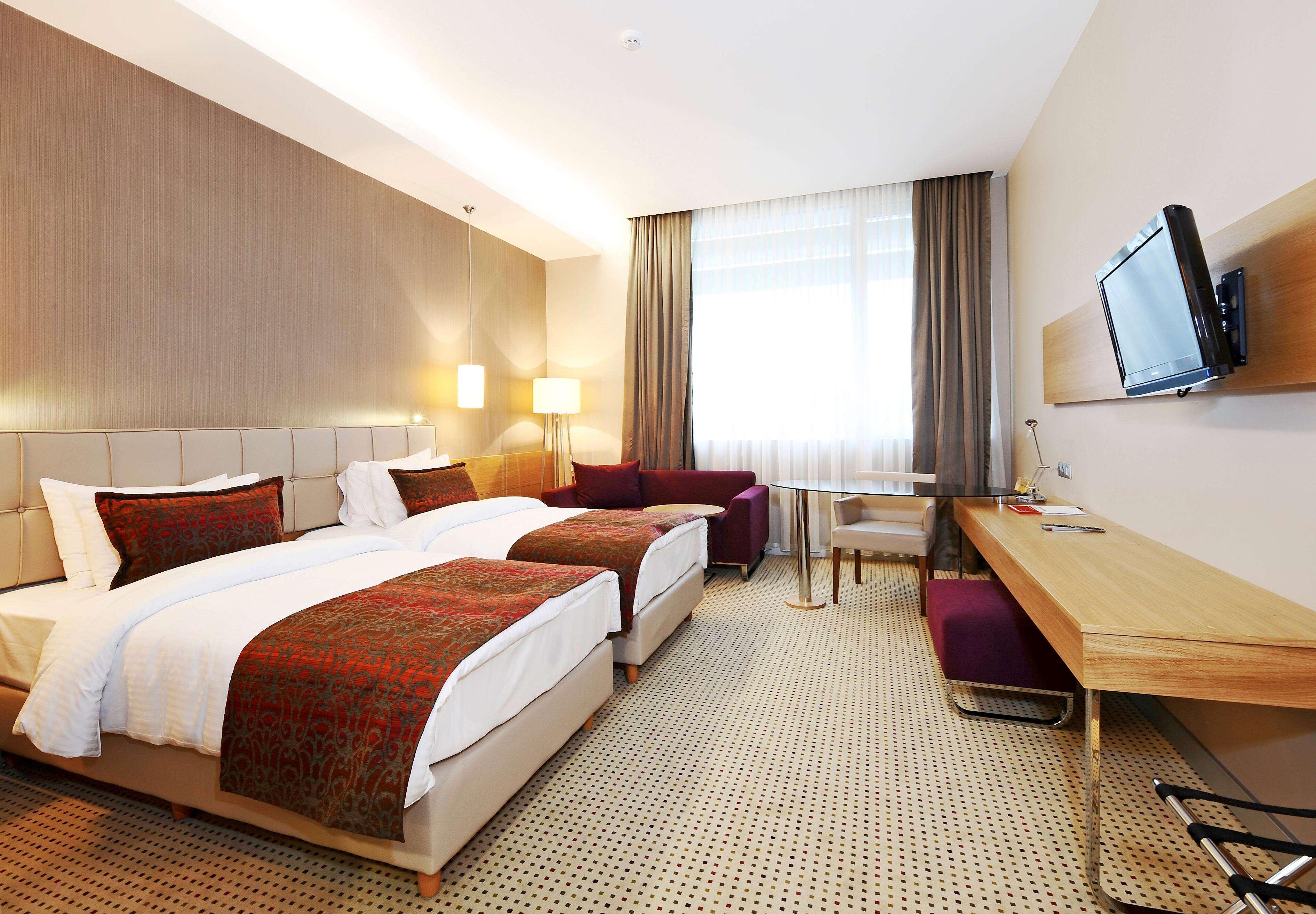 Hotel Ramada By Wyndham Podgorica Esterno foto