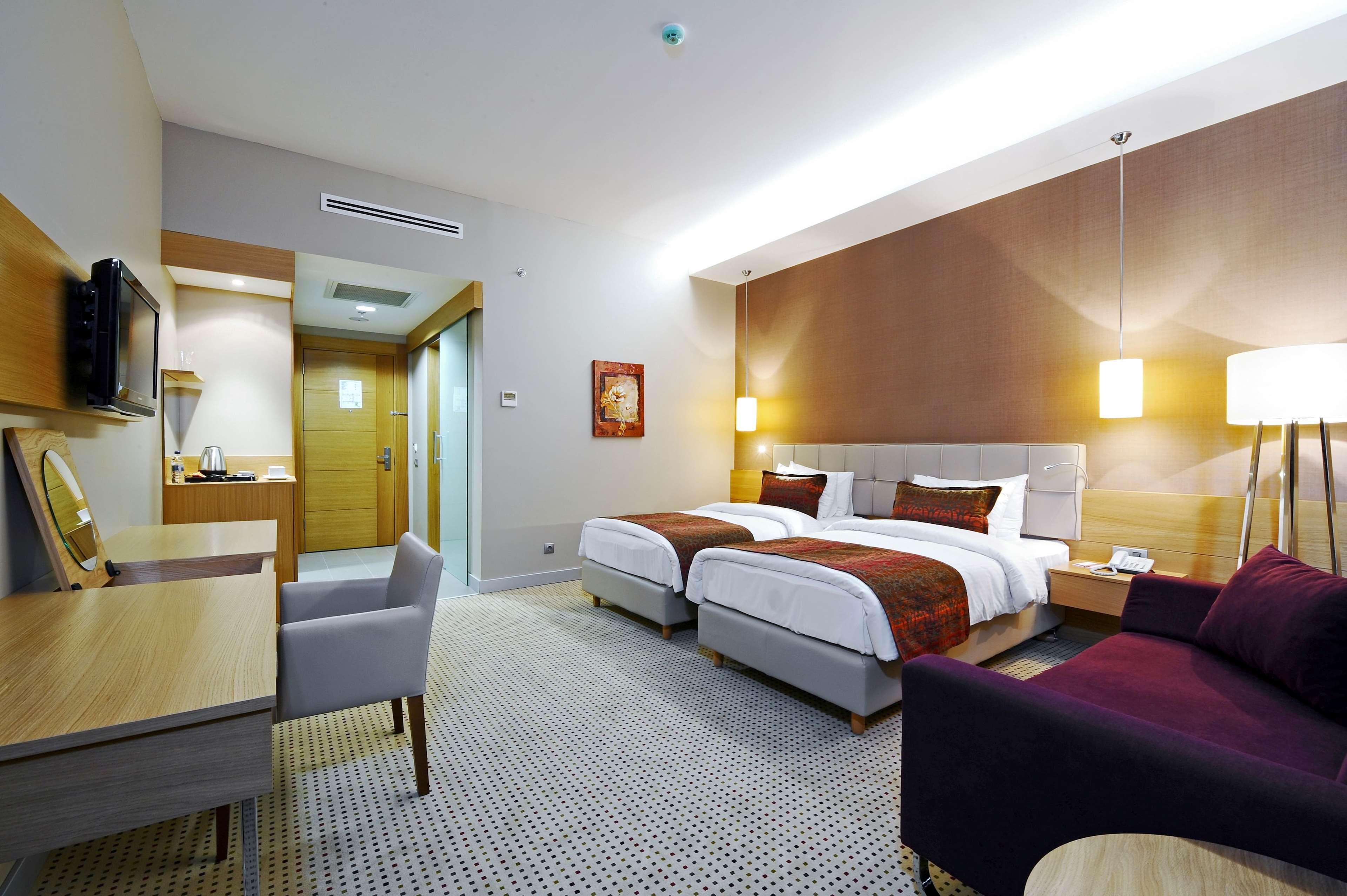 Hotel Ramada By Wyndham Podgorica Esterno foto