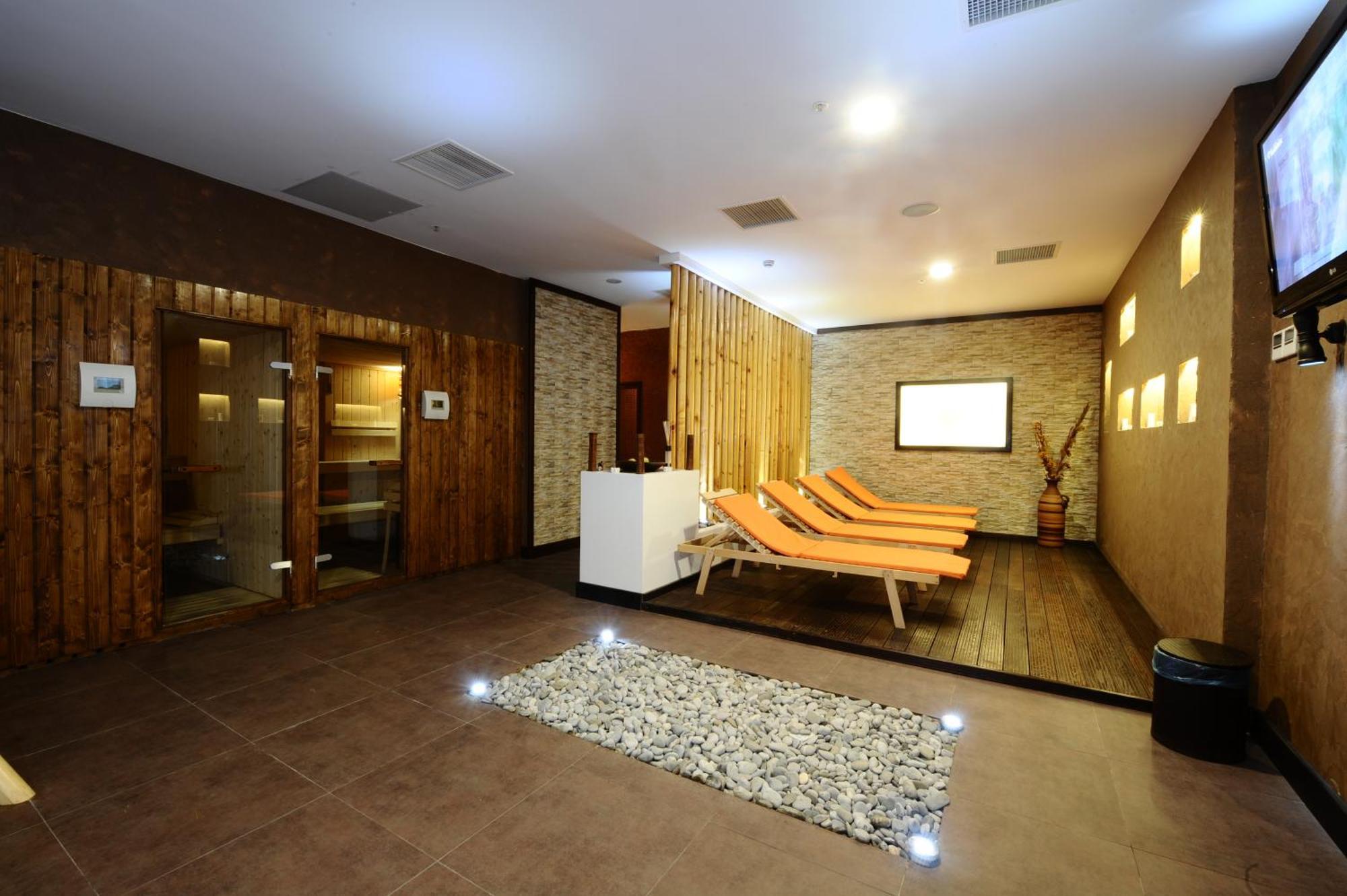 Hotel Ramada By Wyndham Podgorica Esterno foto