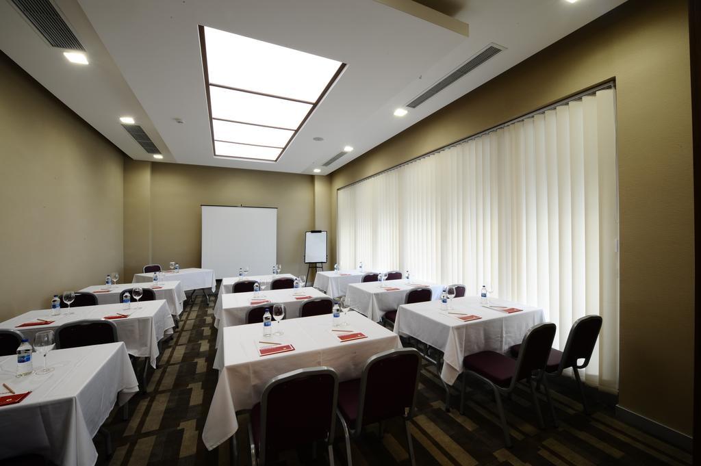 Hotel Ramada By Wyndham Podgorica Esterno foto
