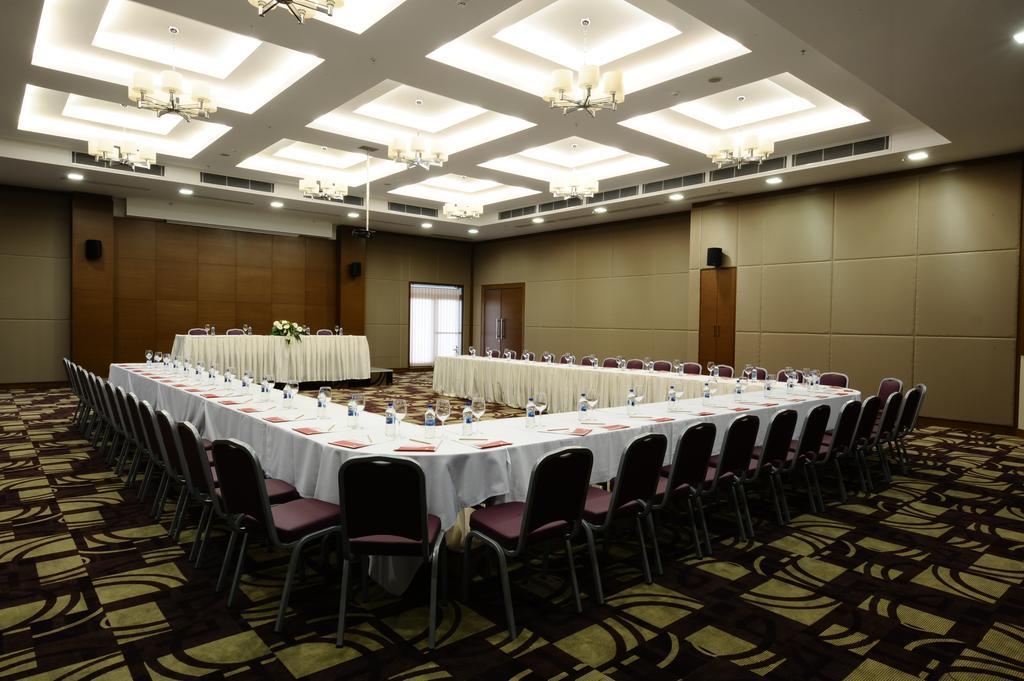 Hotel Ramada By Wyndham Podgorica Esterno foto
