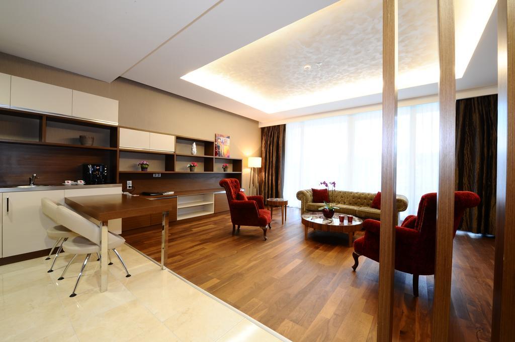 Hotel Ramada By Wyndham Podgorica Esterno foto