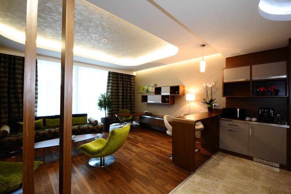 Hotel Ramada By Wyndham Podgorica Esterno foto